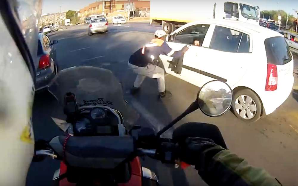 Мотоциклист заметил грабителя и устроил за ним погоню