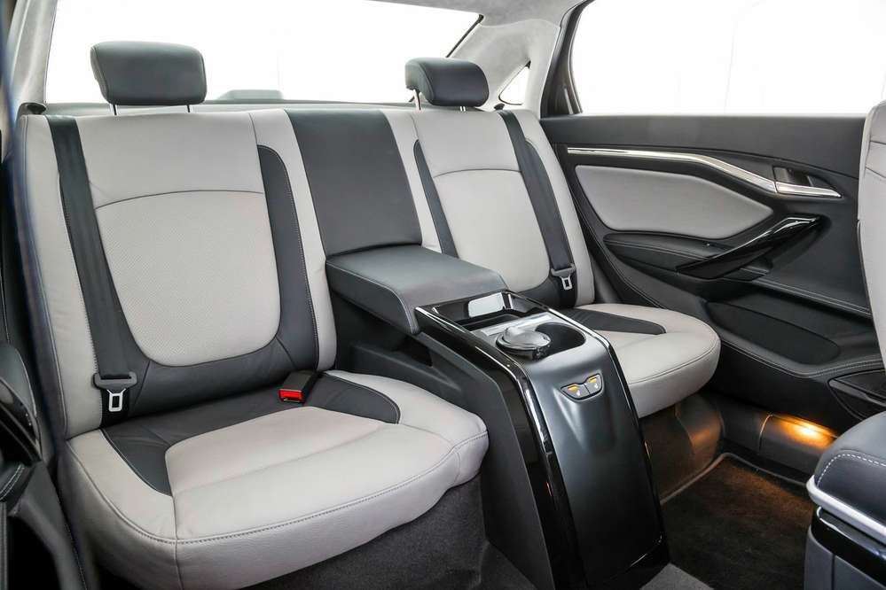 Задние сиденья в Lada Vesta Signature - как в представительском седане: они раздельные, с массивным подлокотником