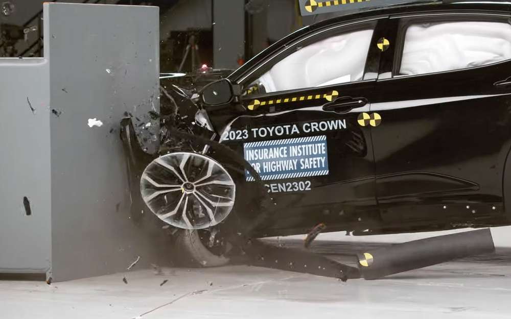 Новую Toyota Crown разбили об стену - все еще безопасно?