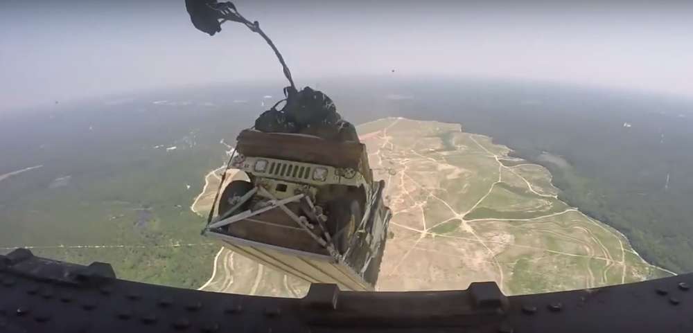 Мимо пролетали Humvee: свободное падение глазами армейского «хомяка»