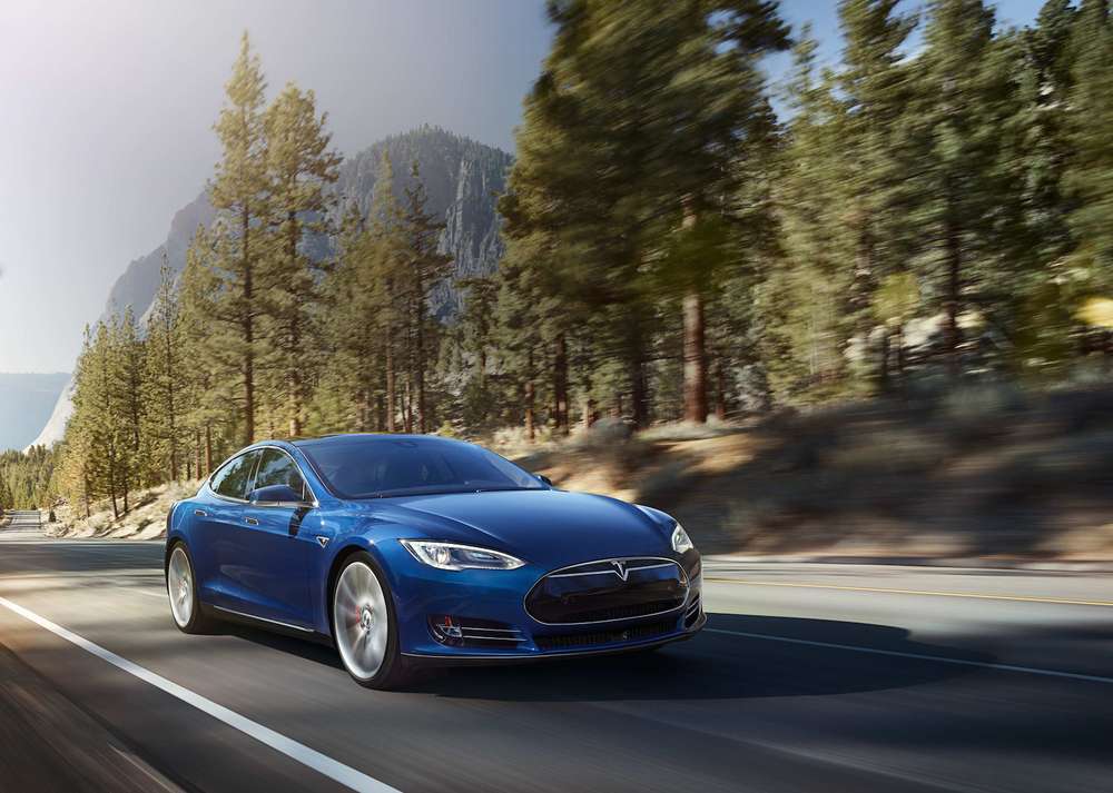 Электрический спорт-седан Tesla Model S может проехать до 435 км без подзарядки