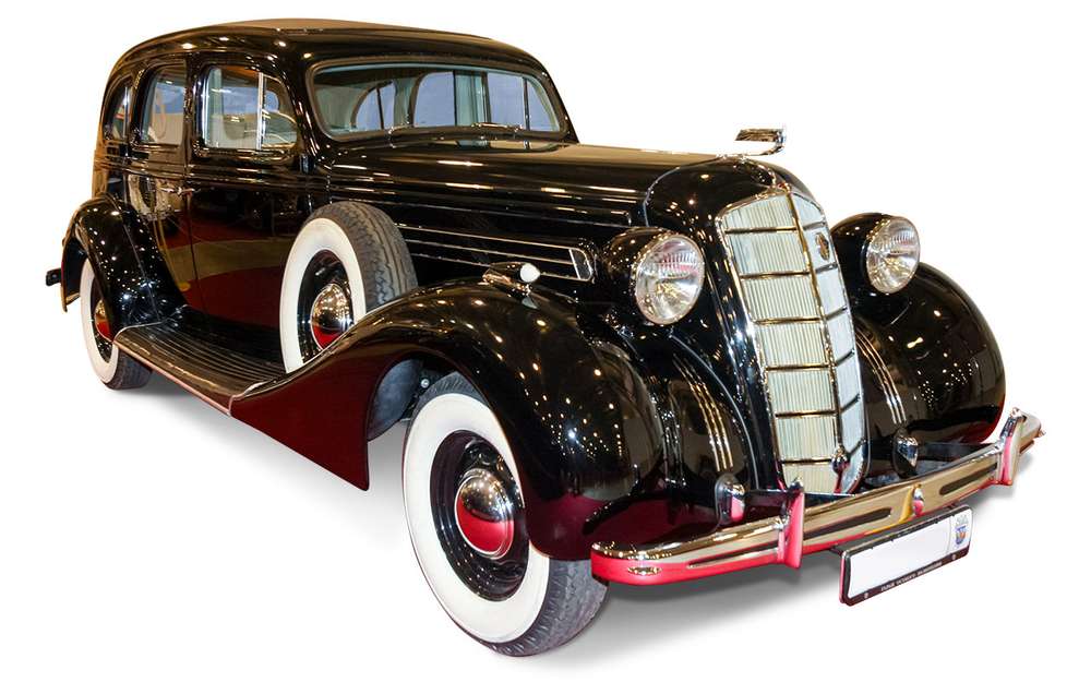 Первые два опытных образца ЗИС‑101 были седанами, серийные машины - лимузинами с внутренней перегородкой. По эскизам 1934-1935 годов создали четыре макета, которые разнились в основном оформлением передка. Как и готовый автомобиль, они были выполнены в американской стилистике, эталонной в те годы для многих фирм мира, - но в точности ни одну заокеанскую машину не повторяли. Чертежи для изготовления кузова и оснастки, необходимой для его производства, делали специалисты американской фирмы Budd.