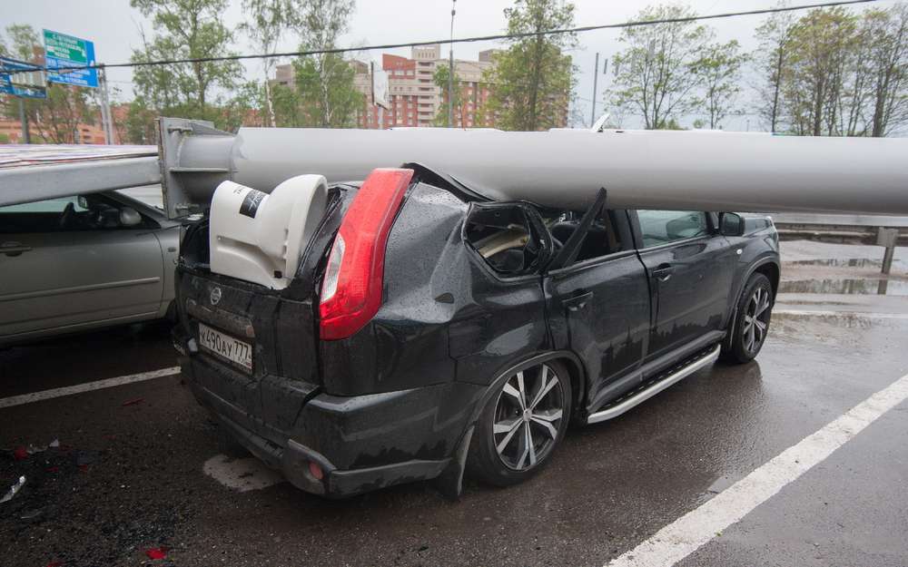 1900 машин пострадали во время урагана в Москве