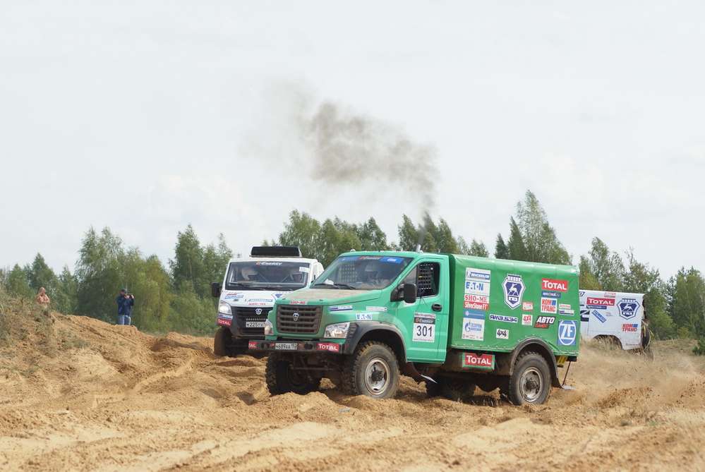 Команда ГАЗ Рейд Спорт постепенно совершенствует автомобили - в этом году технических проблем и копания в песке должно стать меньше.