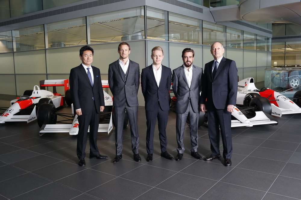 Ясухиса Араи, старший управляющий  Honda R&amp;D Co Ltd. и глава автоспортивного отделения Honda, Дженсон Баттон, Кевин Магнуссен, Фернандо Алонсо, Рон Деннис, руководитель McLaren.