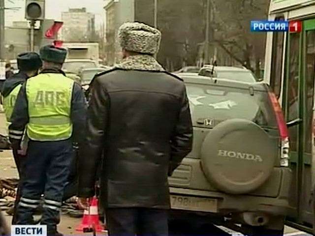 Автомобиль протаранил остановку в Москве
