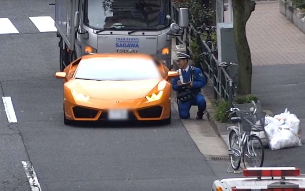 Полицейский на велосипеде догнал Lamborghini и наказал!