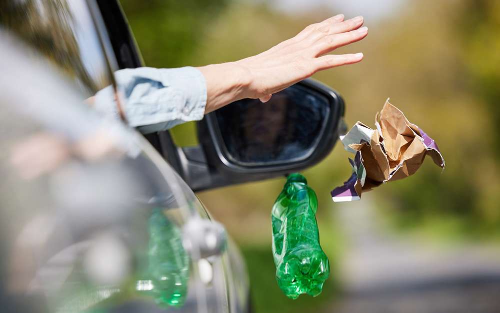Принят закон о выбросе мусора из машин