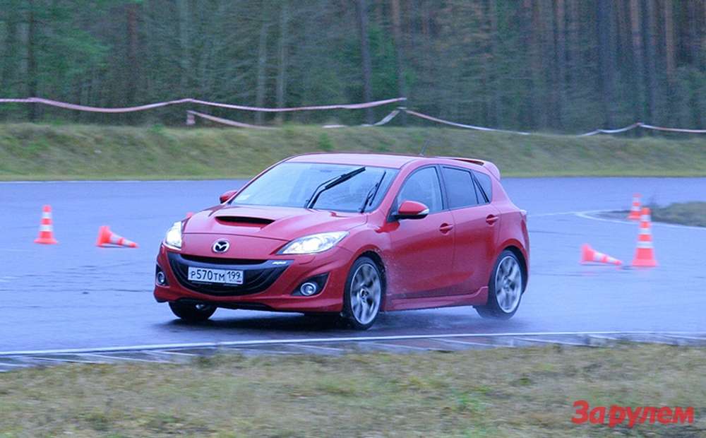 Mazda3 MPS проходит искусственно созданный поворот