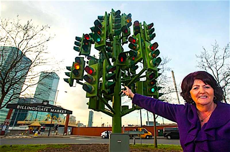 Великобритания. Эта 8-метровая уличная скульптура, созданная французским скульптором Пьером Виваном, была установлена в Лондоне еще в 1998 году. Она состоит из 75 светофоров, приваренных к единому металлическому стволу-основанию. Особенно красиво это необычное праздничное дерево смотрится ночью, когда его своеобразные веточки-листочки весело перемигиваются.
