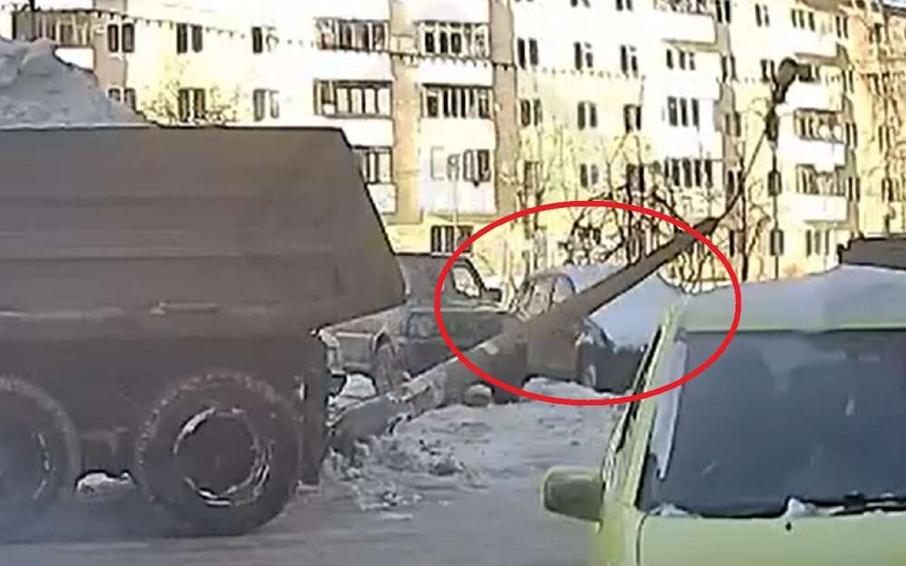 Мастер парковки на КАМАЗе: минус столб и автомобиль (видео)