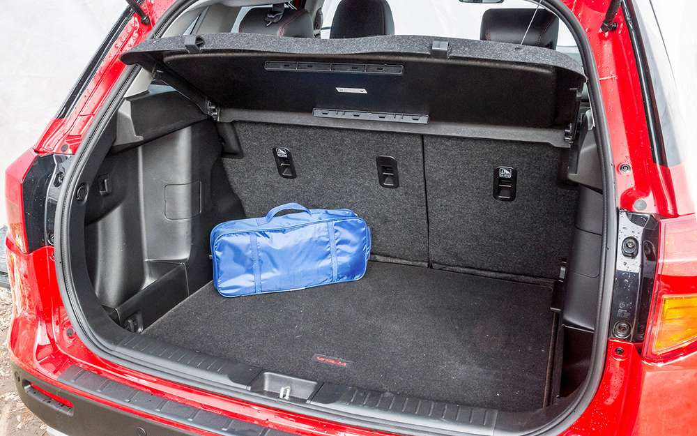 Багажник правильной формы, но маловат - заявлен объем 375 литров, в реальности меньше. В отличие от Гранд Витары, запаска лежит в подполье, а не привлекает внимание на пятой двери.