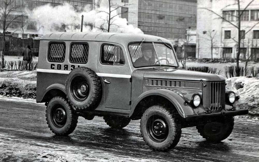 Нехватка в стране малотоннажных автомобилей побудила построить ГАЗ-19 с приводом лишь на заднюю ось. Существовало две версии - фургон с глухими боковинами и с боковыми окнами. В серию машину не пустили.