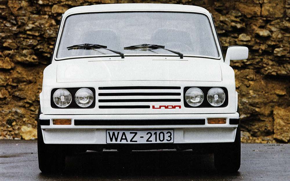 Примерно так могла бы выглядеть «шестерка» - самая престижная модель Жигулей 1970-х. Свой вариант рестайлинга ВАЗ-2103 предложила в середине того десятилетия компания Porsche, с которой Советский Союз начинал уже активно сотрудничать. Но завод в этом случае пошел другим путем.