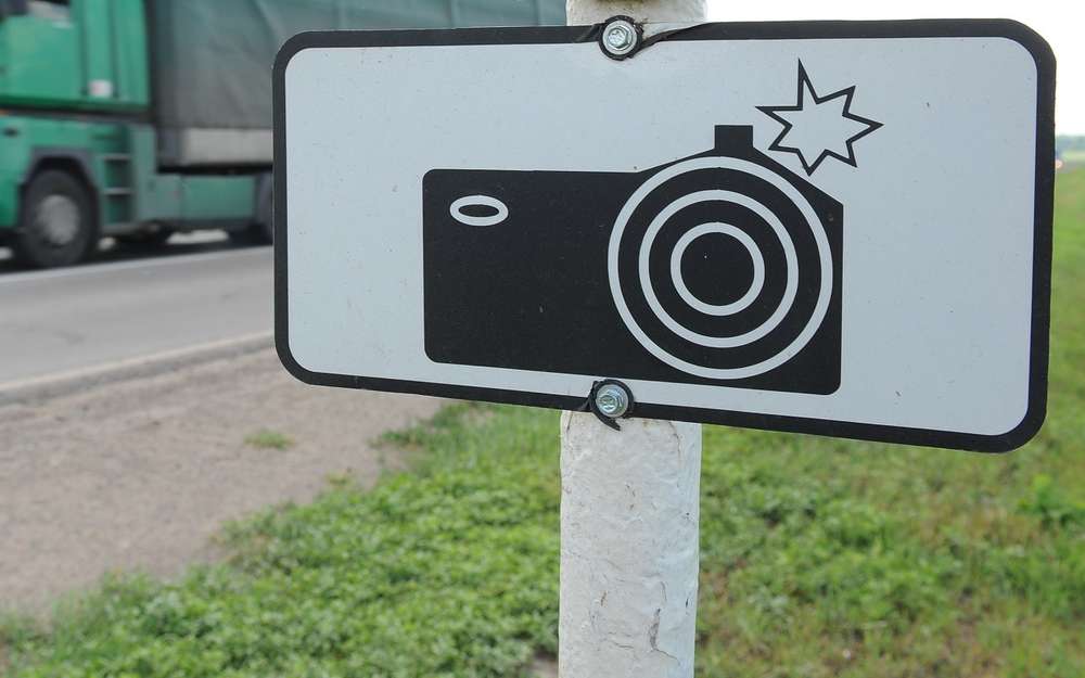 Новый знак «Фотовидеофиксация»: в ГИБДД разъяснили, как он действует