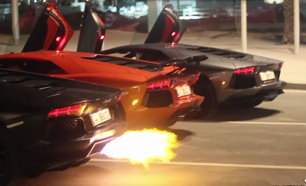 Lamborghini Aventador соревнуются в выбросе пламени (ВИДЕО)