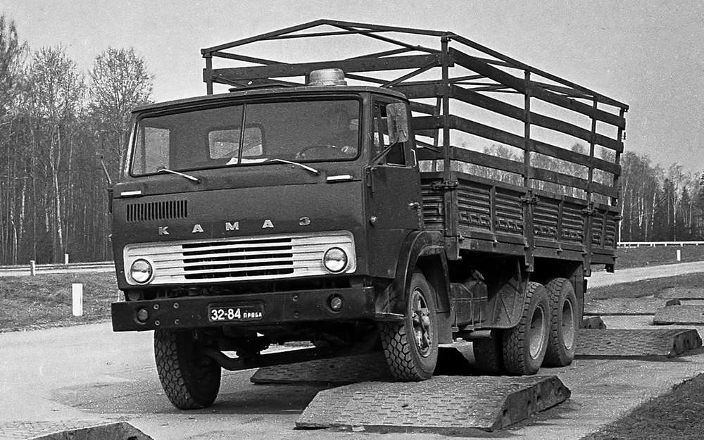 КамАЗ‑53202 1971 года с модерни­зированной кабиной - на полигонных испытаниях.