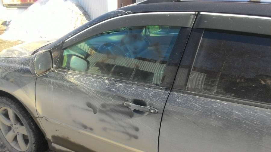 В Новосибирске поймали пенсионерку, портившую припаркованные на газоне машины