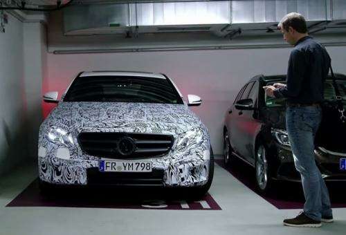 Mercedes-Benz E-класса паркуется на дистанционном управлении (ВИДЕО)