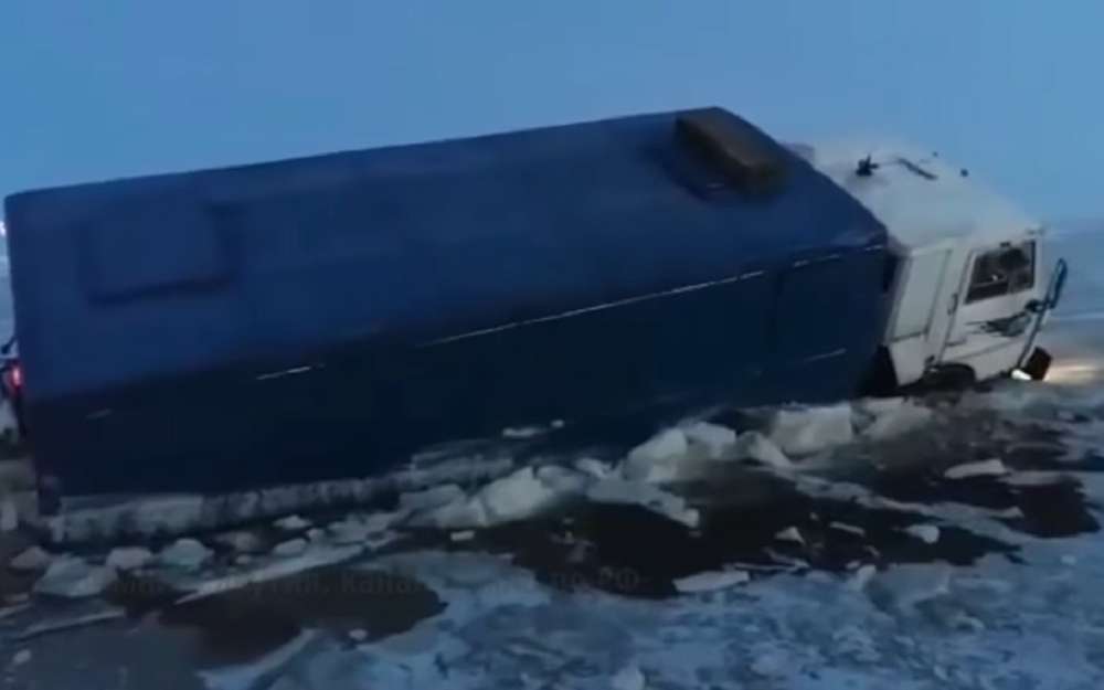 Зимник Якутии: КАМАЗы подо льдом и стрельба из карабина (видео)