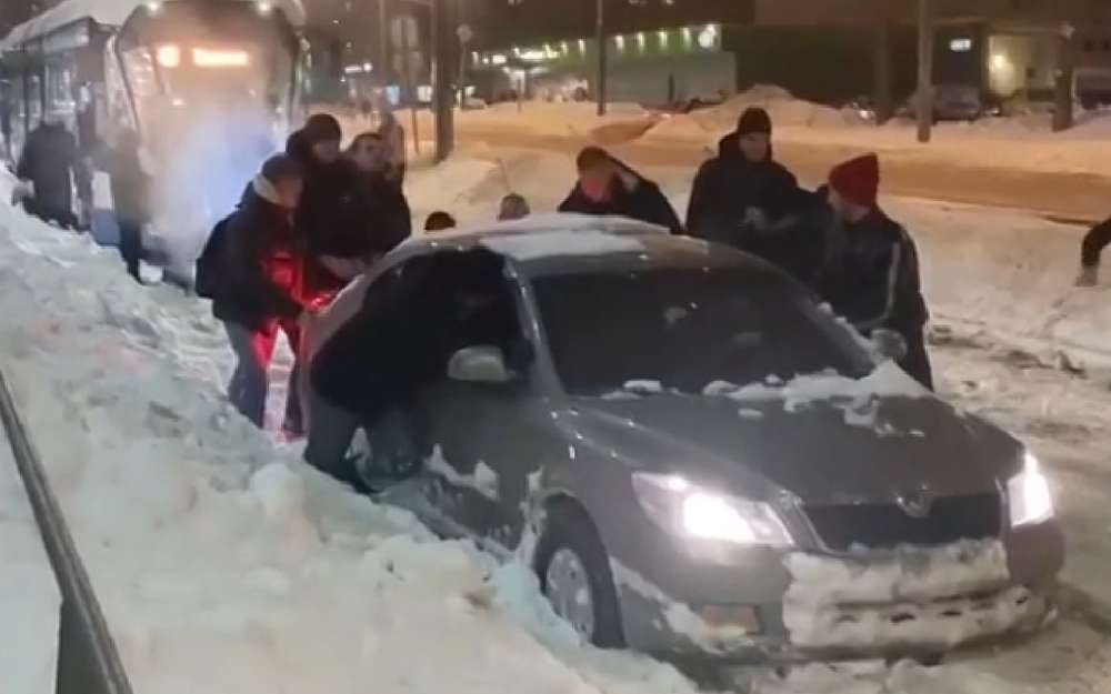 Водитель застрял на рельсах, но недооценил москвичей (видео)