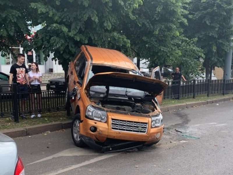 Автокод проверил Land Rover, который разбил пять машин за пять минут