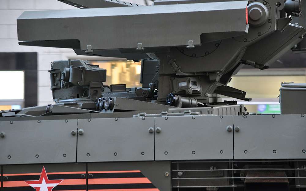 В нижней части боевого модуля находятся индикаторы лазерного облучения и пусковые установки аэрозольных гранат комплекса оптико-электронной защиты «Штора».