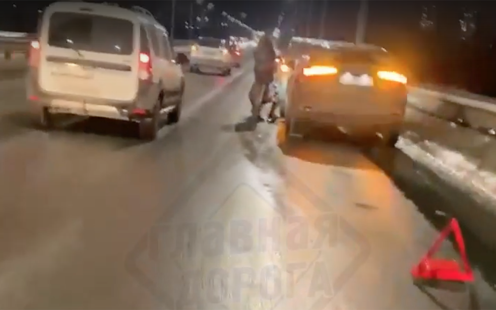 Разбомбило: машины десятками бьют колеса в дорожных ямах (видео)