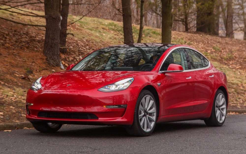Для примера: в Германии цена Tesla Model 3 начинается 42 тысячи евро, но все покупатели имеют право на получение экологического бонуса в 9 тысяч евро