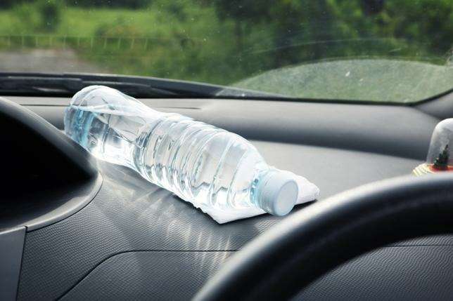 Пластиковую бутылку опасно оставлять на жаре в салоне автомобиля. По двум причинам