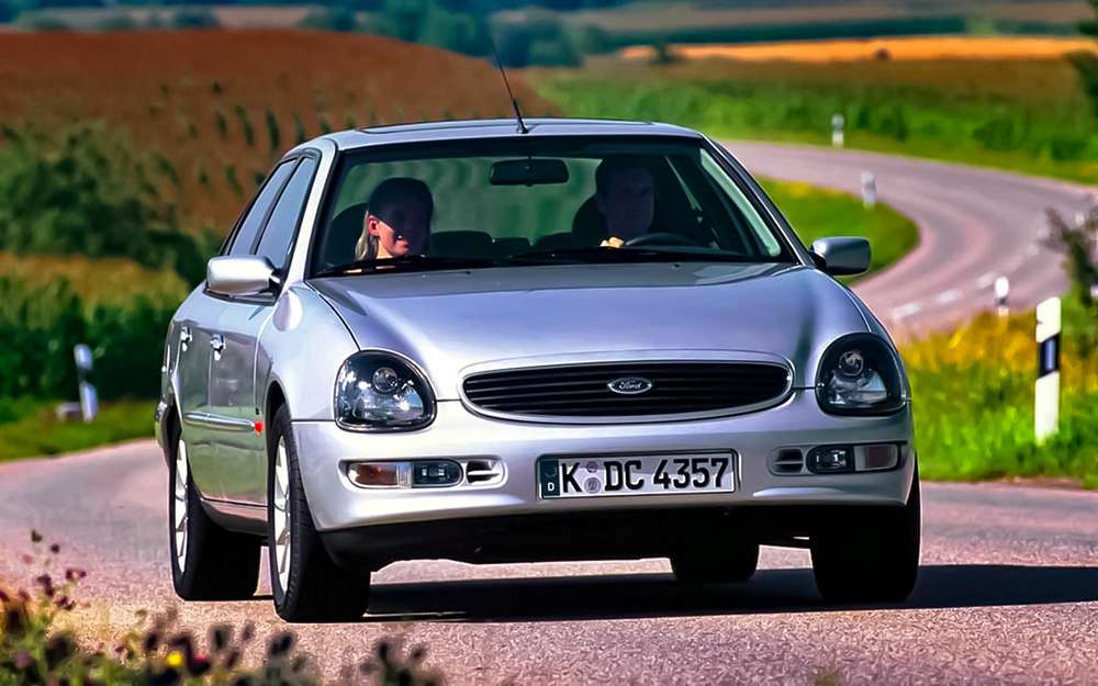 Ford Scorpio второго поколения вышел в свет в 1994 году и сразу стал объектом ироничных комментариев. Особенно ему доставалось за округленные выпученные фары. Впрочем, продажи шли вяло в большей степени не из-за этого - просто Scorpio уступал по характеристикам более современным моделям, поскольку технически он недалеко ушел от предшественника образца 1985 года.