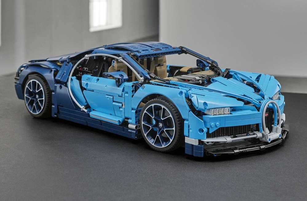 Сборная модель Bugatti Chiron имеет 56 см в длину и 25 см в ширину - освободите место на полке!