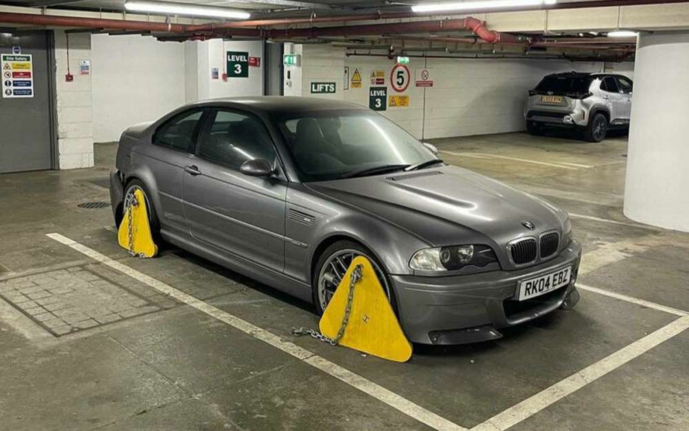 Этот BMW стоит на парковке без движения уже 19 лет