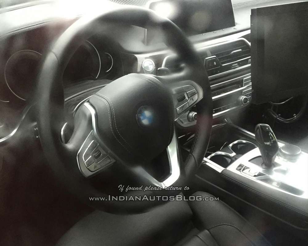 Мороз по коже: новая «пятерка» BMW показала свой интерьер