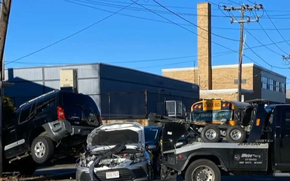 Школьный автобус протаранил пять автомобилей