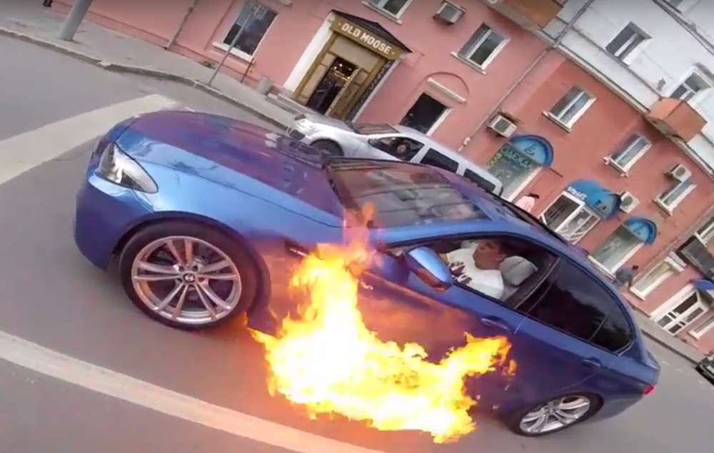 Пермский Ghost Rider: суперседан BMW M5 загорелся средь бела дня