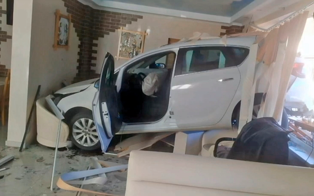 Нежданная гостья: девушка влетела на машине в окно дома