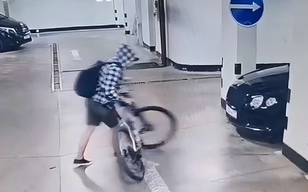 Что этот велосипедист делает на подземном паркинге? Ничего хорошего! (видео)