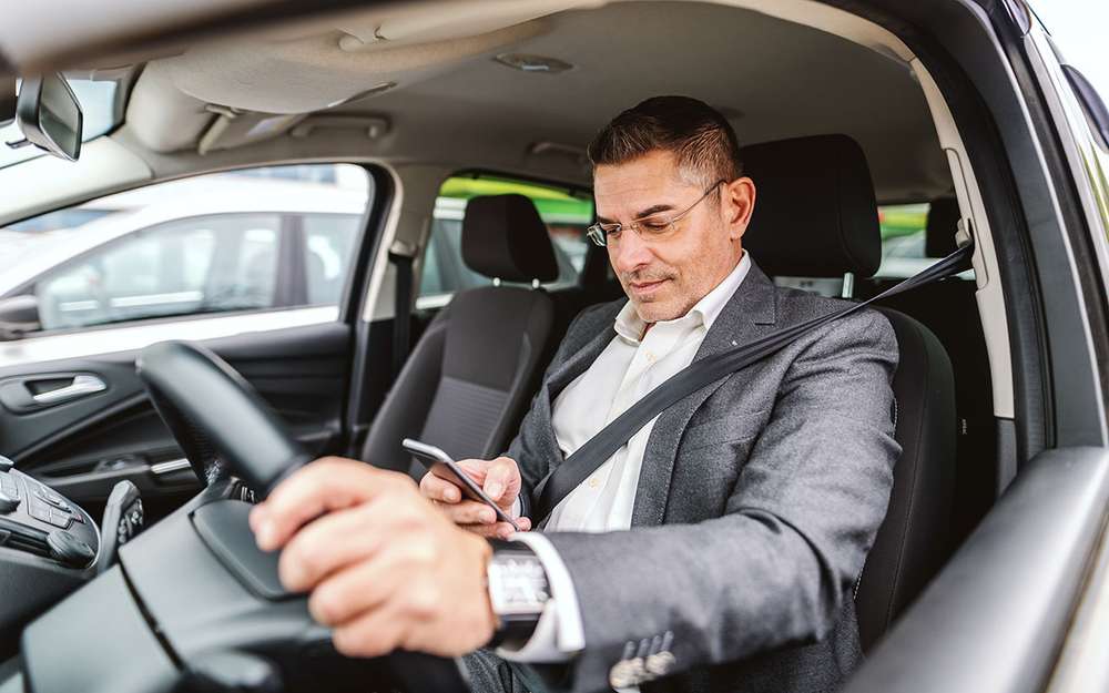 Две трети водителей проверяют свои телефоны за рулем