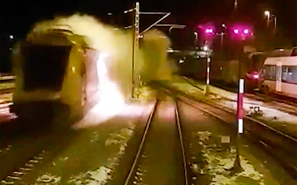 Горящий поезд-призрак «сбежал» от пожарных и полиции (видео)