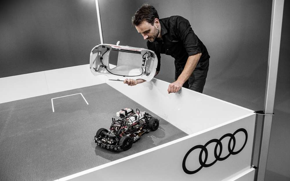 Игры искусственного разума: Audi воспитывает в манеже маленького робота