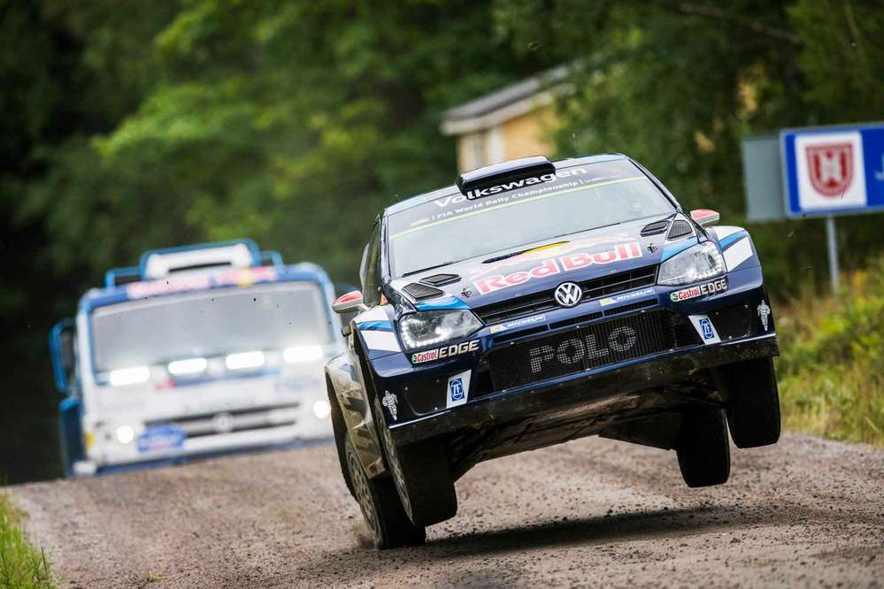 Догонялки с монстром: дакаровский КАМАЗ сел на хвост машине WRC
