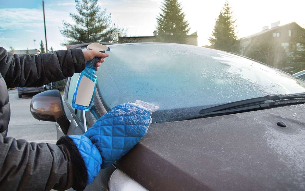 Как быстрее отчистить лед со стекла (+4 ошибки водителей)