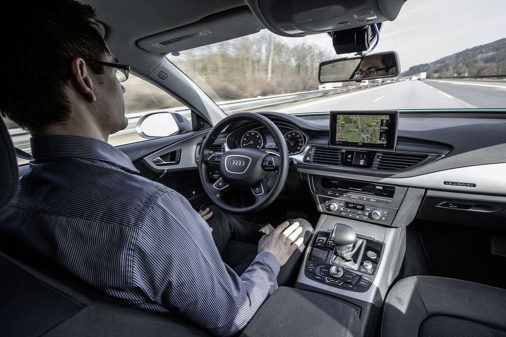 А что еще остается за рулем Audi piloted driving RS7 concept кроме как сложить покорно ручки на коленях?