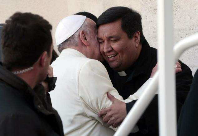Глава католической церкви прокатил старого друга на папамобиле