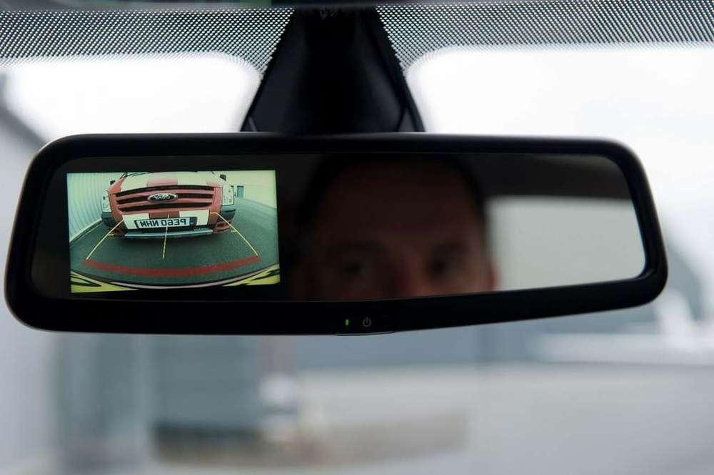 Зеркало заднего вида с монитором в Ford Fiesta