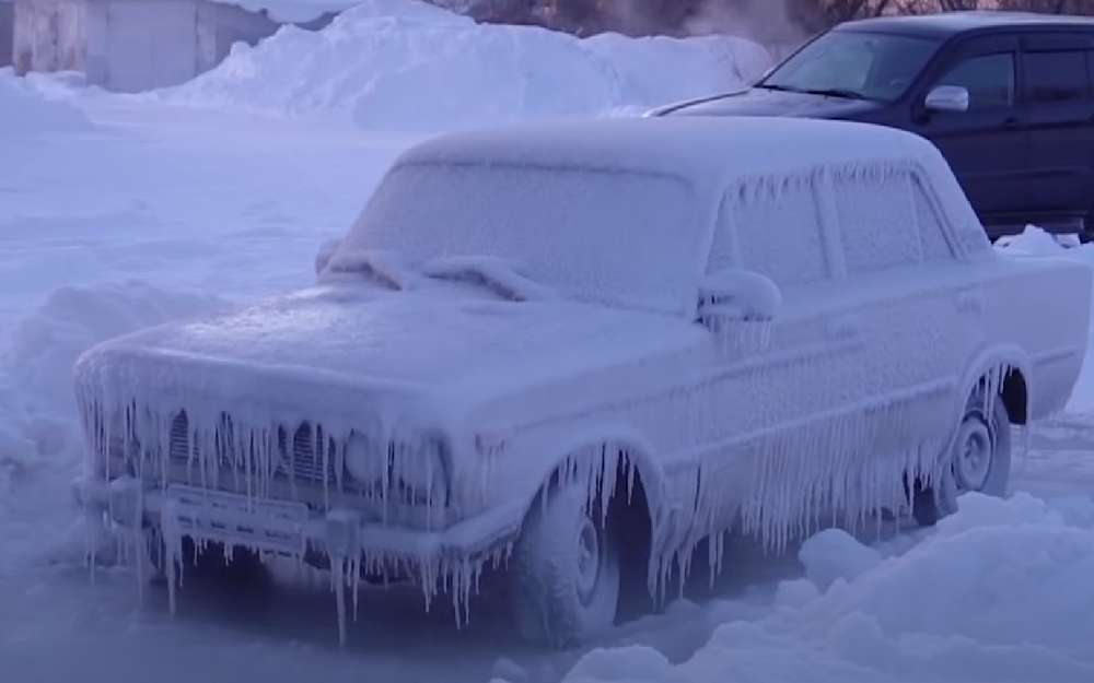 Эксперт рассказал, как защитить машину от зимы без гаража