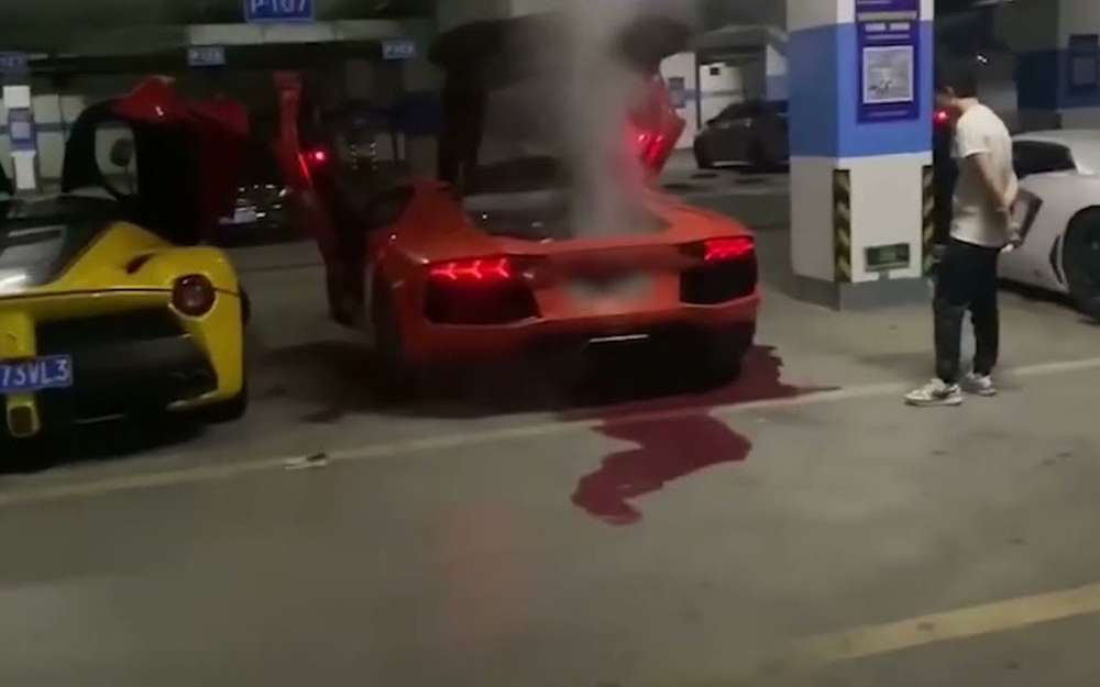Водитель сжег мотор Lamborghini, пытаясь сделать шашлык у выхлопной трубы