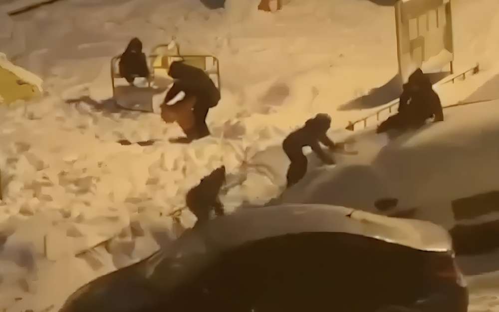 Дети устроили снежную горку из чужой машины, родители «попали» на деньги (видео)