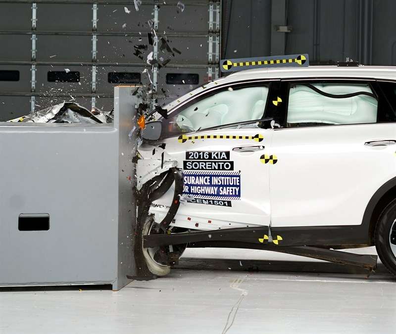 Новый Kia Sorento успешно прошел краш-тест с малым перекрытием (ВИДЕО)